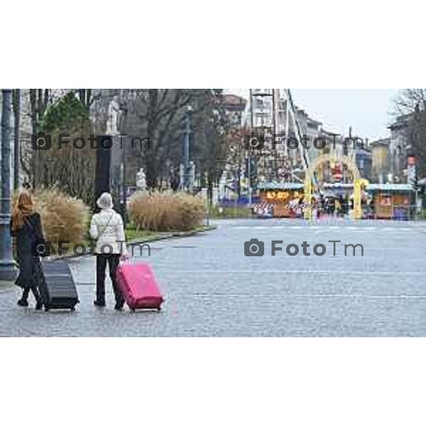 Tiziano Manzoni/LaPresse 24-12- 2025 Italia Cronaca Christmas Village Piazza Matteotti. magia del Natale nel cuore di Bergamo ruota panoramica, ambulanti casette del villaggio archi luminosi,