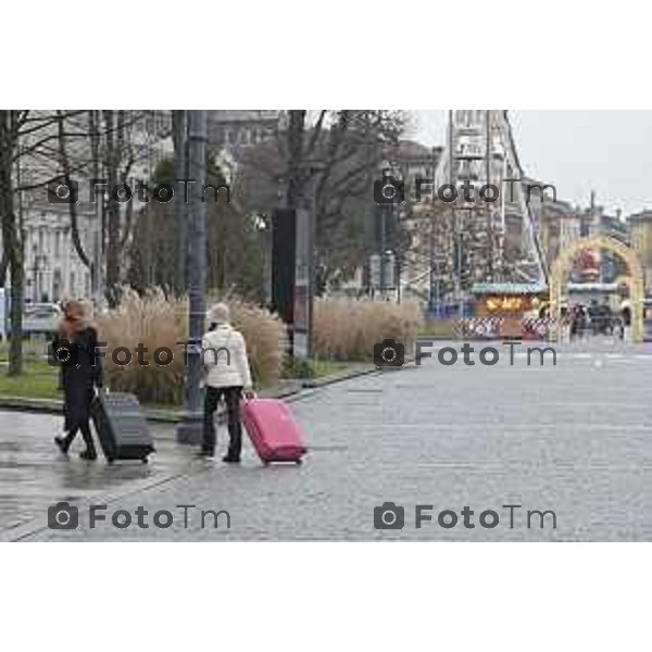 Tiziano Manzoni/LaPresse 24-12- 2025 Italia Cronaca Christmas Village Piazza Matteotti. magia del Natale nel cuore di Bergamo ruota panoramica, ambulanti casette del villaggio archi luminosi,