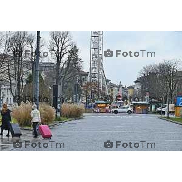 Tiziano Manzoni/LaPresse 24-12- 2025 Italia Cronaca Christmas Village Piazza Matteotti. magia del Natale nel cuore di Bergamo ruota panoramica, ambulanti casette del villaggio archi luminosi,