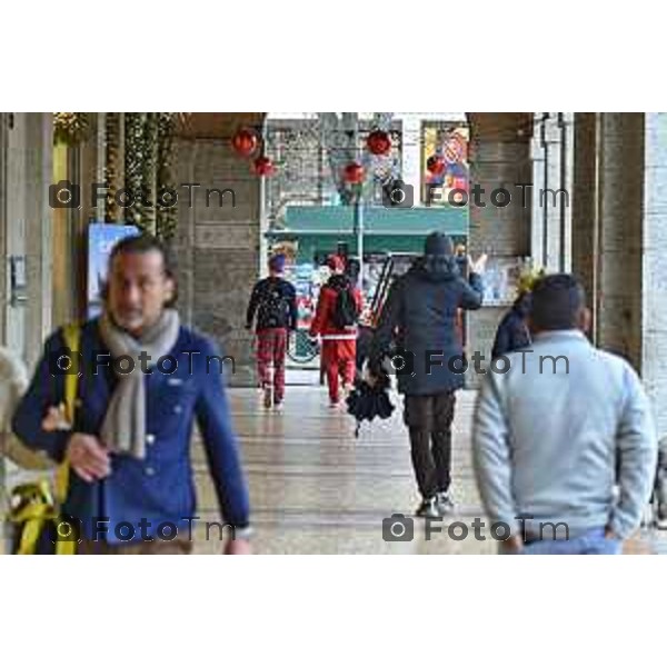 Tiziano Manzoni/LaPresse 24-12- 2025 Italia Cronaca Christmas Village Piazza Matteotti. magia del Natale nel cuore di Bergamo ruota panoramica, ambulanti casette del villaggio archi luminosi, Sentierone portici balzer