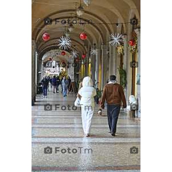 Tiziano Manzoni/LaPresse 24-12- 2025 Italia Cronaca Christmas Village Piazza Matteotti. magia del Natale nel cuore di Bergamo ruota panoramica, ambulanti casette del villaggio archi luminosi, Sentierone portici balzer