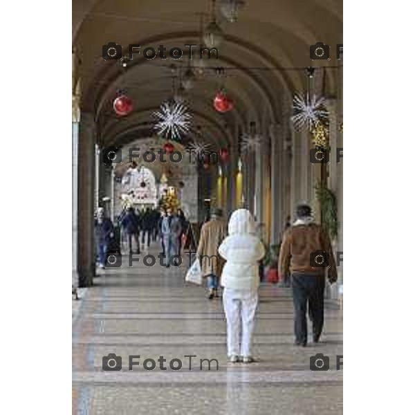 Tiziano Manzoni/LaPresse 24-12- 2025 Italia Cronaca Christmas Village Piazza Matteotti. magia del Natale nel cuore di Bergamo ruota panoramica, ambulanti casette del villaggio archi luminosi, Sentierone portici balzer