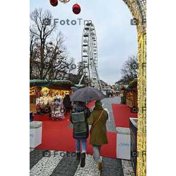Tiziano Manzoni/LaPresse 24-12- 2025 Italia Cronaca Christmas Village Piazza Matteotti. magia del Natale nel cuore di Bergamo ruota panoramica, ambulanti casette del villaggio archi luminosi,