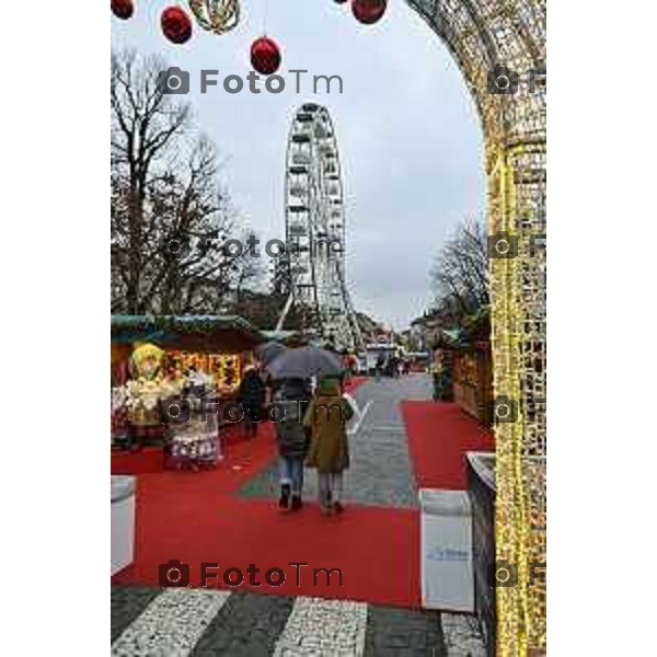 Tiziano Manzoni/LaPresse 24-12- 2025 Italia Cronaca Christmas Village Piazza Matteotti. magia del Natale nel cuore di Bergamo ruota panoramica, ambulanti casette del villaggio archi luminosi,