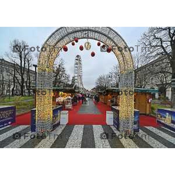 Tiziano Manzoni/LaPresse 24-12- 2025 Italia Cronaca Christmas Village Piazza Matteotti. magia del Natale nel cuore di Bergamo ruota panoramica, ambulanti casette del villaggio archi luminosi,