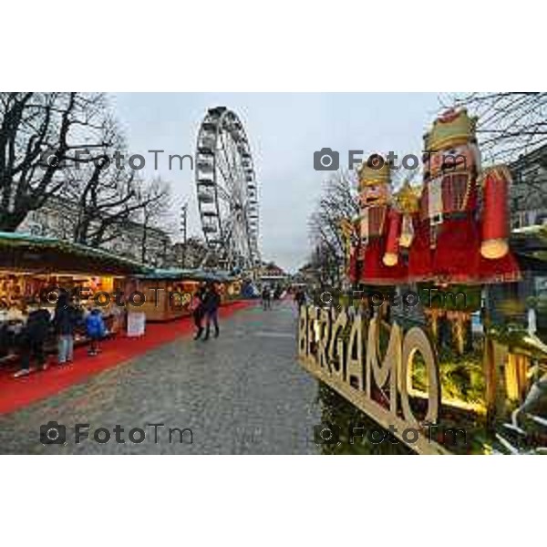 Tiziano Manzoni/LaPresse 24-12- 2025 Italia Cronaca Christmas Village Piazza Matteotti. magia del Natale nel cuore di Bergamo ruota panoramica, ambulanti casette del villaggio archi luminosi,