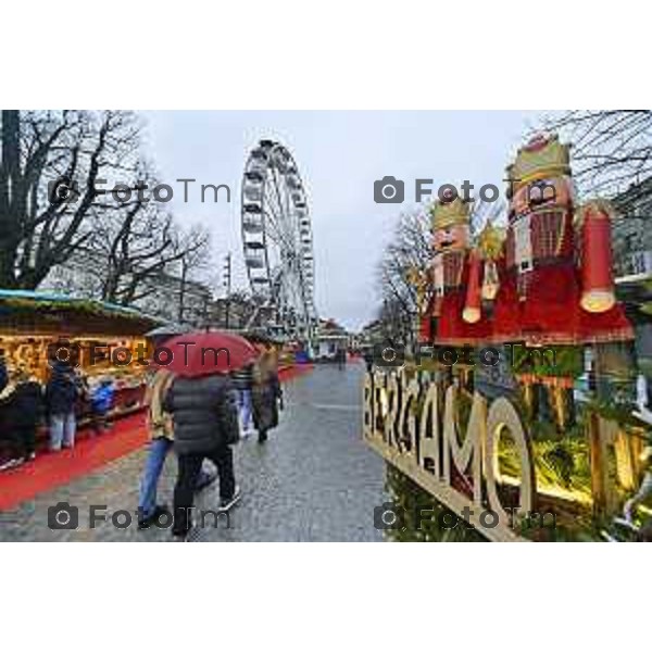 Tiziano Manzoni/LaPresse 24-12- 2025 Italia Cronaca Christmas Village Piazza Matteotti. magia del Natale nel cuore di Bergamo ruota panoramica, ambulanti casette del villaggio archi luminosi,