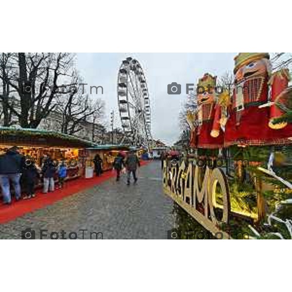 Tiziano Manzoni/LaPresse 24-12- 2025 Italia Cronaca Christmas Village Piazza Matteotti. magia del Natale nel cuore di Bergamo ruota panoramica, ambulanti casette del villaggio archi luminosi,