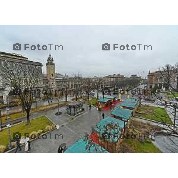 Tiziano Manzoni/LaPresse 24-12- 2025 Italia Cronaca Christmas Village Piazza Matteotti. magia del Natale nel cuore di Bergamo ruota panoramica, ambulanti casette del villaggio archi luminosi, comune municipio palazzo frizzoni panoramica del profilo di citta alta alto