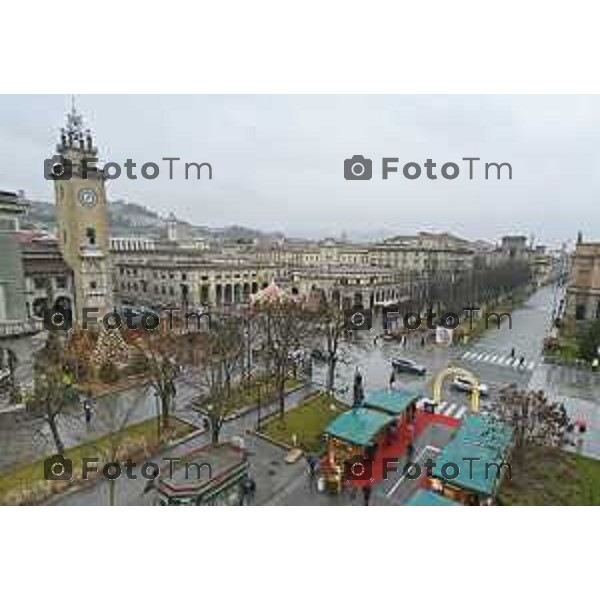 Tiziano Manzoni/LaPresse 24-12- 2025 Italia Cronaca Christmas Village Piazza Matteotti. magia del Natale nel cuore di Bergamo ruota panoramica, ambulanti casette del villaggio archi luminosi, comune municipio palazzo frizzoni panoramica del profilo di citta alta alto