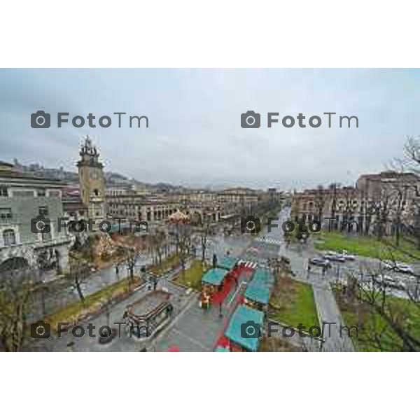 Tiziano Manzoni/LaPresse 24-12- 2025 Italia Cronaca Christmas Village Piazza Matteotti. magia del Natale nel cuore di Bergamo ruota panoramica, ambulanti casette del villaggio archi luminosi, comune municipio palazzo frizzoni panoramica del profilo di citta alta alto