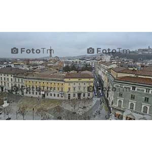 Tiziano Manzoni/LaPresse 24-12- 2025 Italia Cronaca Christmas Village Piazza Matteotti. magia del Natale nel cuore di Bergamo ruota panoramica, ambulanti casette del villaggio archi luminosi, comune municipio palazzo frizzoni panoramica del profilo di citta alta alto