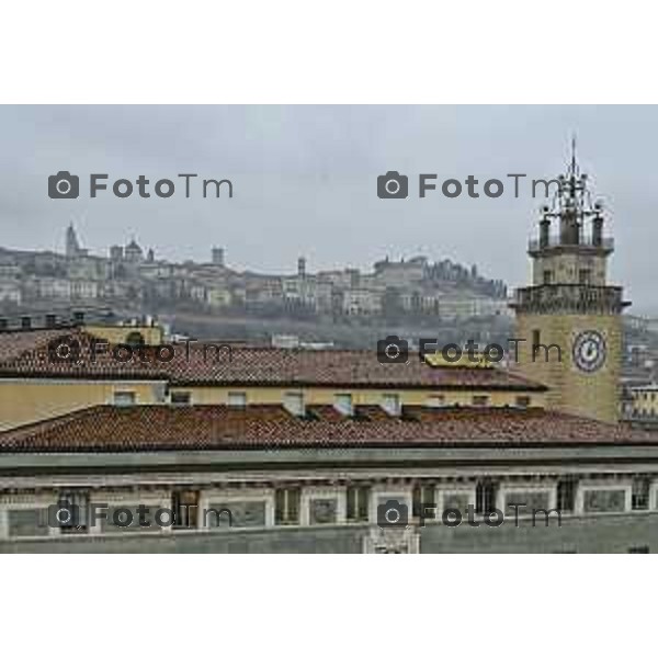 Tiziano Manzoni/LaPresse 24-12- 2025 Italia Cronaca Christmas Village Piazza Matteotti. magia del Natale nel cuore di Bergamo ruota panoramica, ambulanti casette del villaggio archi luminosi, comune municipio palazzo frizzoni panoramica del profilo di citta alta alto