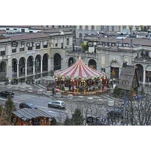 Tiziano Manzoni/LaPresse 24-12- 2025 Italia Cronaca Christmas Village Piazza Matteotti. magia del Natale nel cuore di Bergamo ruota panoramica, ambulanti casette del villaggio archi luminosi, comune municipio palazzo frizzoni panoramica del profilo di citta alta alto