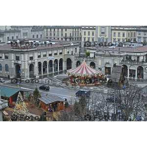 Tiziano Manzoni/LaPresse 24-12- 2025 Italia Cronaca Christmas Village Piazza Matteotti. magia del Natale nel cuore di Bergamo ruota panoramica, ambulanti casette del villaggio archi luminosi, comune municipio palazzo frizzoni panoramica del profilo di citta alta alto