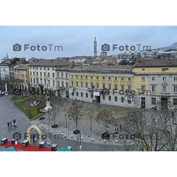 Tiziano Manzoni/LaPresse 24-12- 2025 Italia Cronaca Christmas Village Piazza Matteotti. magia del Natale nel cuore di Bergamo ruota panoramica, ambulanti casette del villaggio archi luminosi, comune municipio palazzo frizzoni panoramica del profilo di citta alta alto