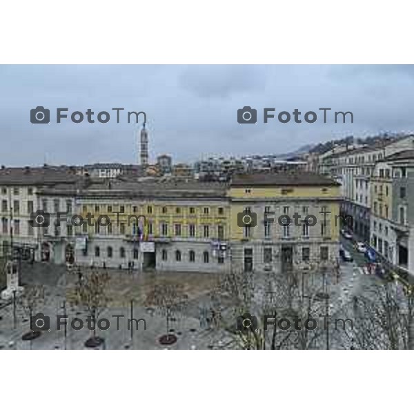 Tiziano Manzoni/LaPresse 24-12- 2025 Italia Cronaca Christmas Village Piazza Matteotti. magia del Natale nel cuore di Bergamo ruota panoramica, ambulanti casette del villaggio archi luminosi, comune municipio palazzo frizzoni panoramica del profilo di citta alta alto