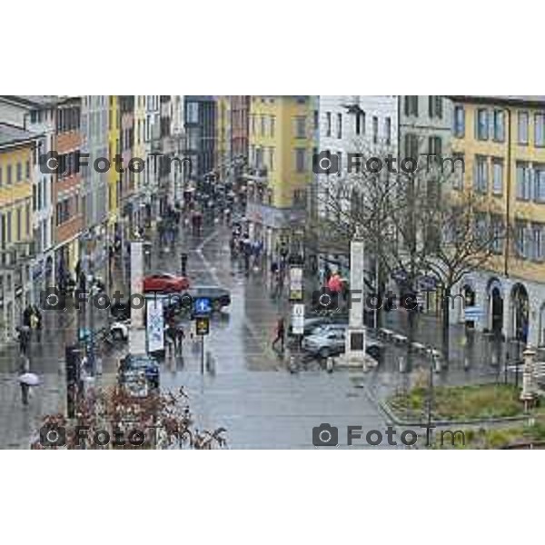 Tiziano Manzoni/LaPresse 24-12- 2025 Italia Cronaca Christmas Village Piazza Matteotti. magia del Natale nel cuore di Bergamo ruota panoramica, ambulanti casette del villaggio archi luminosi, comune municipio palazzo frizzoni panoramica del profilo di citta alta alto