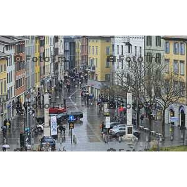 Tiziano Manzoni/LaPresse 24-12- 2025 Italia Cronaca Christmas Village Piazza Matteotti. magia del Natale nel cuore di Bergamo ruota panoramica, ambulanti casette del villaggio archi luminosi, comune municipio palazzo frizzoni panoramica del profilo di citta alta alto