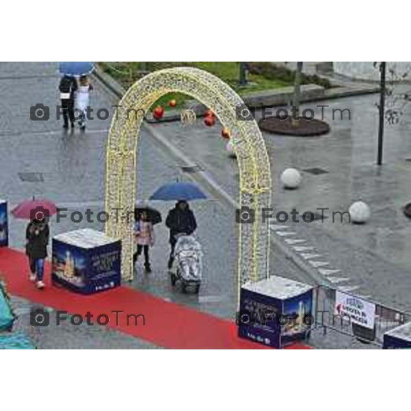 Tiziano Manzoni/LaPresse 24-12- 2025 Italia Cronaca Christmas Village Piazza Matteotti. magia del Natale nel cuore di Bergamo ruota panoramica, ambulanti casette del villaggio archi luminosi, comune municipio palazzo frizzoni panoramica del profilo di citta alta alto