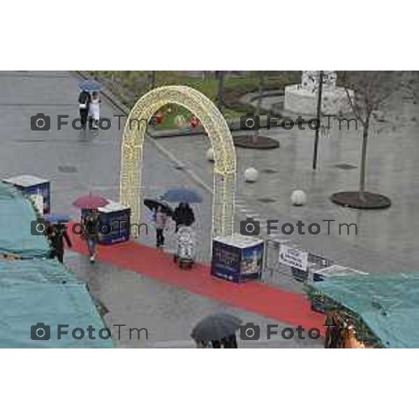 Tiziano Manzoni/LaPresse 24-12- 2025 Italia Cronaca Christmas Village Piazza Matteotti. magia del Natale nel cuore di Bergamo ruota panoramica, ambulanti casette del villaggio archi luminosi, comune municipio palazzo frizzoni panoramica del profilo di citta alta alto