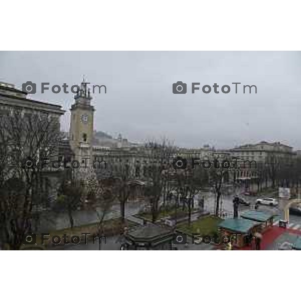 Tiziano Manzoni/LaPresse 24-12- 2025 Italia Cronaca Christmas Village Piazza Matteotti. magia del Natale nel cuore di Bergamo ruota panoramica, ambulanti casette del villaggio archi luminosi, comune municipio palazzo frizzoni panoramica del profilo di citta alta alto