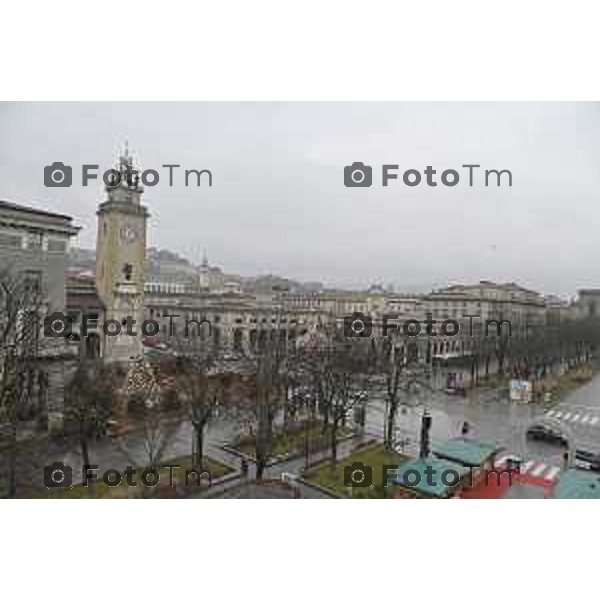 Tiziano Manzoni/LaPresse 24-12- 2025 Italia Cronaca Christmas Village Piazza Matteotti. magia del Natale nel cuore di Bergamo ruota panoramica, ambulanti casette del villaggio archi luminosi, comune municipio palazzo frizzoni panoramica del profilo di citta alta alto