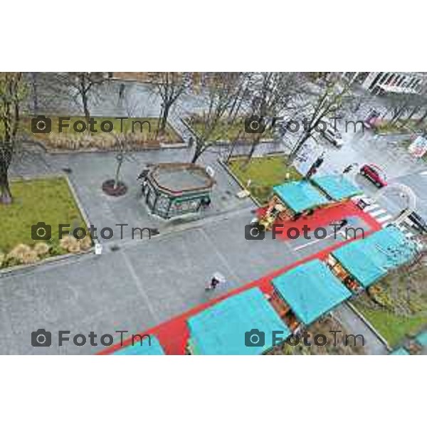 Tiziano Manzoni/LaPresse 24-12- 2025 Italia Cronaca Christmas Village Piazza Matteotti. magia del Natale nel cuore di Bergamo ruota panoramica, ambulanti casette del villaggio archi luminosi, comune municipio palazzo frizzoni panoramica del profilo di citta alta alto