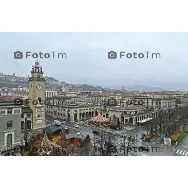 Tiziano Manzoni/LaPresse 24-12- 2025 Italia Cronaca Christmas Village Piazza Matteotti. magia del Natale nel cuore di Bergamo ruota panoramica, ambulanti casette del villaggio archi luminosi, comune municipio palazzo frizzoni panoramica del profilo di citta alta alto