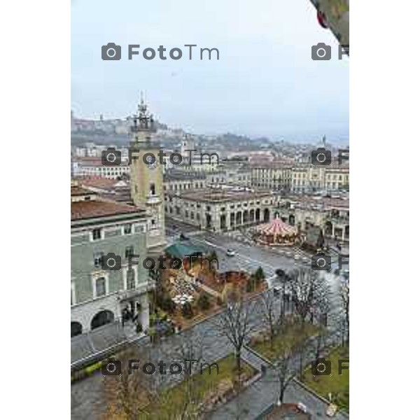 Tiziano Manzoni/LaPresse 24-12- 2025 Italia Cronaca Christmas Village Piazza Matteotti. magia del Natale nel cuore di Bergamo ruota panoramica, ambulanti casette del villaggio archi luminosi, comune municipio palazzo frizzoni panoramica del profilo di citta alta alto