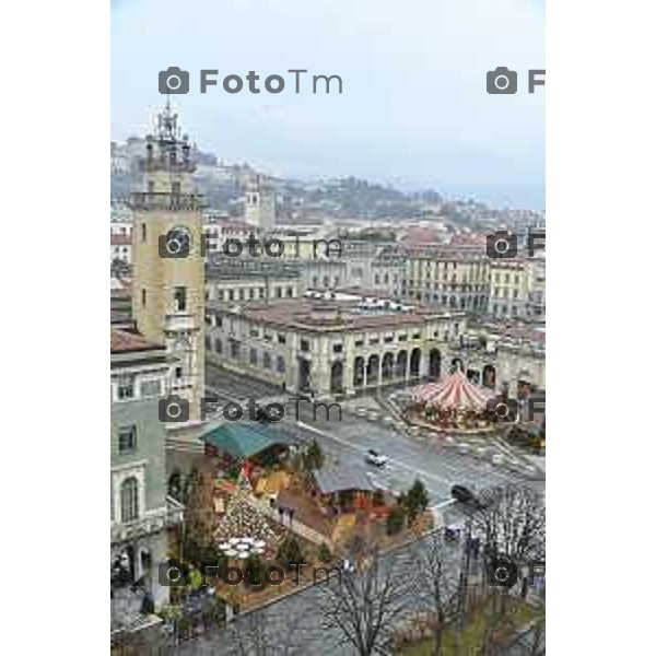 Tiziano Manzoni/LaPresse 24-12- 2025 Italia Cronaca Christmas Village Piazza Matteotti. magia del Natale nel cuore di Bergamo ruota panoramica, ambulanti casette del villaggio archi luminosi, comune municipio palazzo frizzoni panoramica del profilo di citta alta alto