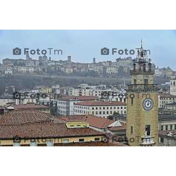 Tiziano Manzoni/LaPresse 24-12- 2025 Italia Cronaca Christmas Village Piazza Matteotti. magia del Natale nel cuore di Bergamo ruota panoramica, ambulanti casette del villaggio archi luminosi, comune municipio palazzo frizzoni panoramica del profilo di citta alta alto