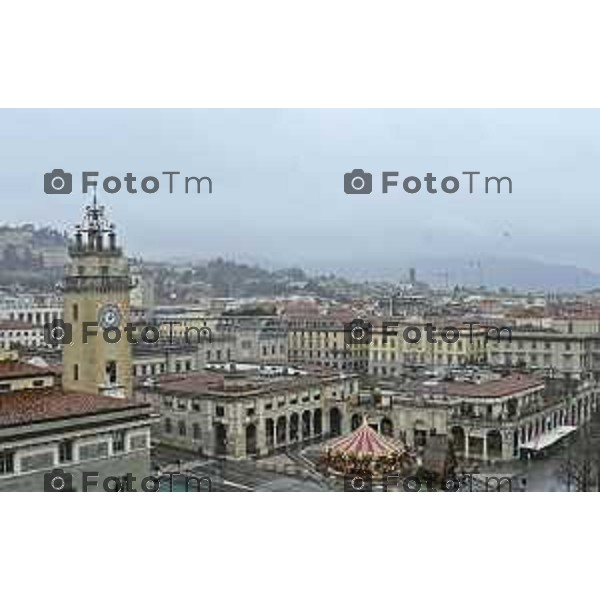 Tiziano Manzoni/LaPresse 24-12- 2025 Italia Cronaca Christmas Village Piazza Matteotti. magia del Natale nel cuore di Bergamo ruota panoramica, ambulanti casette del villaggio archi luminosi, comune municipio palazzo frizzoni panoramica del profilo di citta alta alto