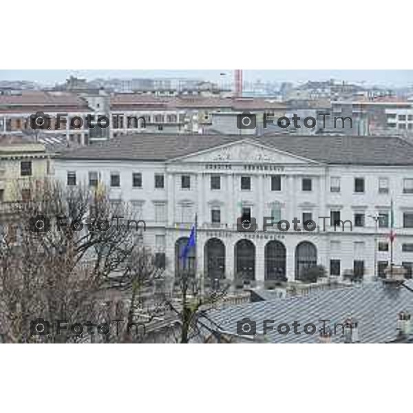 Tiziano Manzoni/LaPresse 24-12- 2025 Italia Cronaca Christmas Village Piazza Matteotti. magia del Natale nel cuore di Bergamo ruota panoramica, ambulanti casette del villaggio archi luminosi, comune municipio palazzo frizzoni panoramica del profilo di citta alta alto