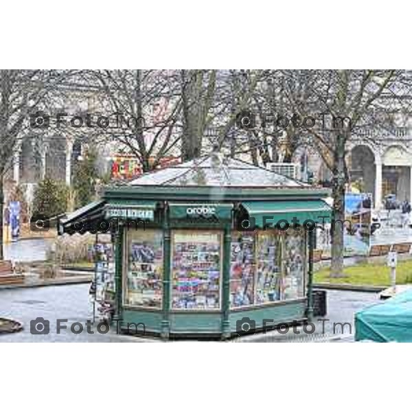 Tiziano Manzoni/LaPresse 24-12- 2025 Italia Cronaca Christmas Village Piazza Matteotti. magia del Natale nel cuore di Bergamo ruota panoramica, ambulanti casette del villaggio archi luminosi, edicola sentierone