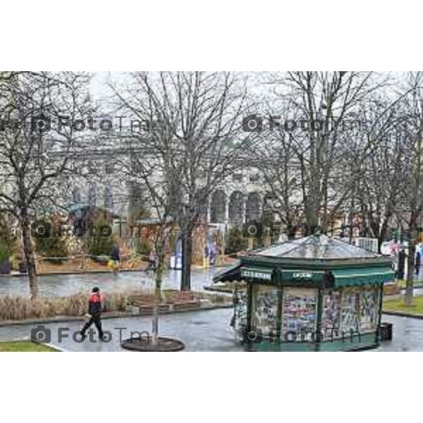 Tiziano Manzoni/LaPresse 24-12- 2025 Italia Cronaca Christmas Village Piazza Matteotti. magia del Natale nel cuore di Bergamo ruota panoramica, ambulanti casette del villaggio archi luminosi, edicola sentierone
