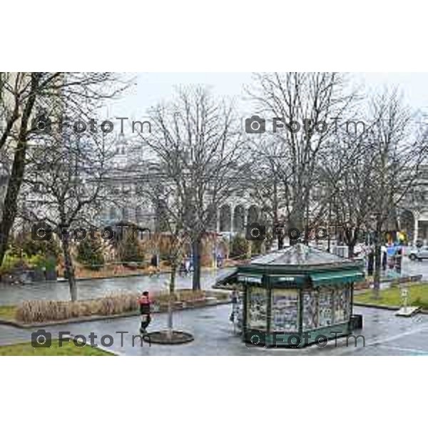 Tiziano Manzoni/LaPresse 24-12- 2025 Italia Cronaca Christmas Village Piazza Matteotti. magia del Natale nel cuore di Bergamo ruota panoramica, ambulanti casette del villaggio archi luminosi, edicola sentierone