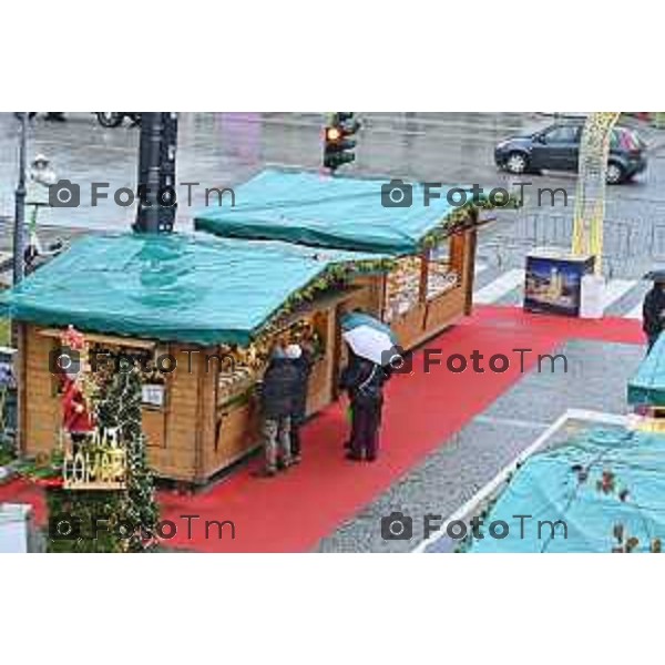 Tiziano Manzoni/LaPresse 24-12- 2025 Italia Cronaca Christmas Village Piazza Matteotti. magia del Natale nel cuore di Bergamo ruota panoramica, ambulanti casette del villaggio archi luminosi,