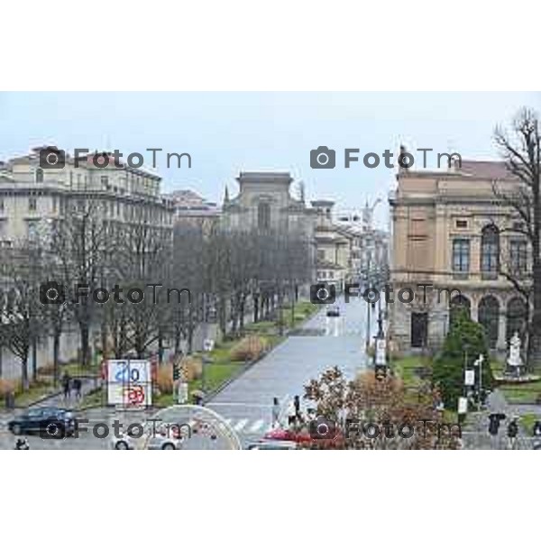 Tiziano Manzoni/LaPresse 24-12- 2025 Italia Cronaca Christmas Village Piazza Matteotti. magia del Natale nel cuore di Bergamo ruota panoramica, ambulanti casette del villaggio archi luminosi, comune municipio palazzo frizzoni panoramica del profilo di citta alta alto