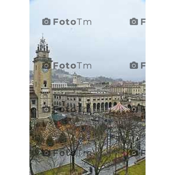 Tiziano Manzoni/LaPresse 24-12- 2025 Italia Cronaca Christmas Village Piazza Matteotti. magia del Natale nel cuore di Bergamo ruota panoramica, ambulanti casette del villaggio archi luminosi, comune municipio palazzo frizzoni panoramica del profilo di citta alta alto