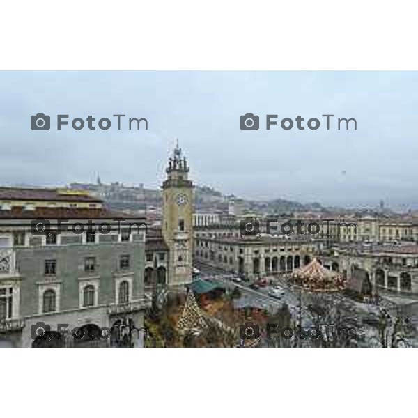Tiziano Manzoni/LaPresse 24-12- 2025 Italia Cronaca Christmas Village Piazza Matteotti. magia del Natale nel cuore di Bergamo ruota panoramica, ambulanti casette del villaggio archi luminosi, comune municipio palazzo frizzoni panoramica del profilo di citta alta alto