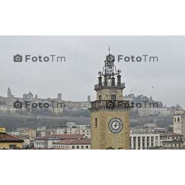 Tiziano Manzoni/LaPresse 24-12- 2025 Italia Cronaca Christmas Village Piazza Matteotti. magia del Natale nel cuore di Bergamo ruota panoramica, ambulanti casette del villaggio archi luminosi, comune municipio palazzo frizzoni panoramica del profilo di citta alta alto