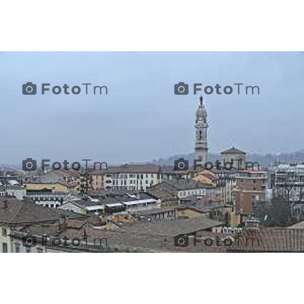 Tiziano Manzoni/LaPresse 24-12- 2025 Italia Cronaca Christmas Village Piazza Matteotti. magia del Natale nel cuore di Bergamo ruota panoramica, ambulanti casette del villaggio archi luminosi,