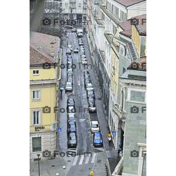 Tiziano Manzoni/LaPresse 24-12- 2025 Italia Cronaca Christmas Village Piazza Matteotti. magia del Natale nel cuore di Bergamo ruota panoramica, ambulanti casette del villaggio archi luminosi, Via Crispi bg