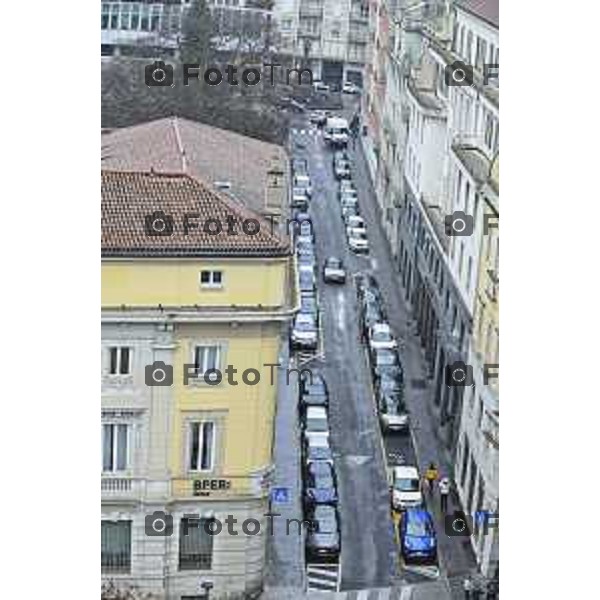 Tiziano Manzoni/LaPresse 24-12- 2025 Italia Cronaca Christmas Village Piazza Matteotti. magia del Natale nel cuore di Bergamo ruota panoramica, ambulanti casette del villaggio archi luminosi, Via Crispi bg