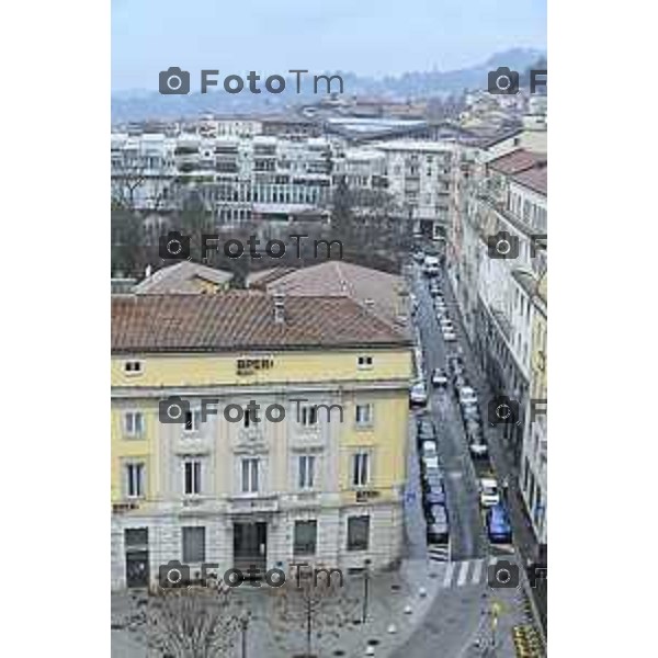 Tiziano Manzoni/LaPresse 24-12- 2025 Italia Cronaca Christmas Village Piazza Matteotti. magia del Natale nel cuore di Bergamo ruota panoramica, ambulanti casette del villaggio archi luminosi,