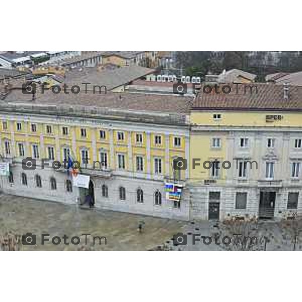 Tiziano Manzoni/LaPresse 24-12- 2025 Italia Cronaca Christmas Village Piazza Matteotti. magia del Natale nel cuore di Bergamo ruota panoramica, ambulanti casette del villaggio archi luminosi,