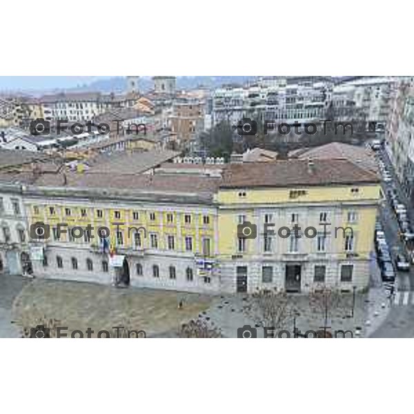 Tiziano Manzoni/LaPresse 24-12- 2025 Italia Cronaca Christmas Village Piazza Matteotti. magia del Natale nel cuore di Bergamo ruota panoramica, ambulanti casette del villaggio archi luminosi,