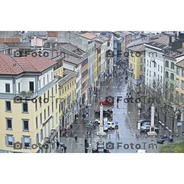 Tiziano Manzoni/LaPresse 24-12- 2025 Italia Cronaca Christmas Village Piazza Matteotti. magia del Natale nel cuore di Bergamo ruota panoramica, ambulanti casette del villaggio archi luminosi,