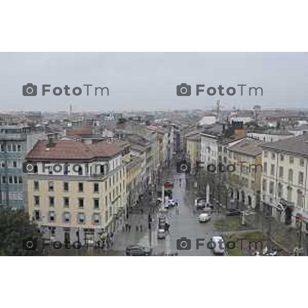 Tiziano Manzoni/LaPresse 24-12- 2025 Italia Cronaca Christmas Village Piazza Matteotti. magia del Natale nel cuore di Bergamo ruota panoramica, ambulanti casette del villaggio archi luminosi,